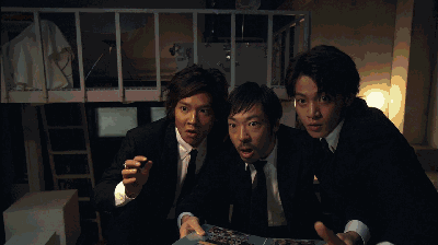 个房间里做着羞羞的…九游会五个痴汉在一(图2)