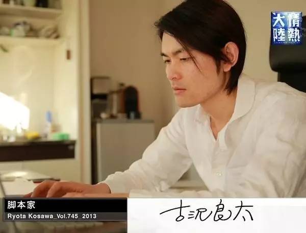 个房间里做着羞羞的…九游会五个痴汉在一(图3)