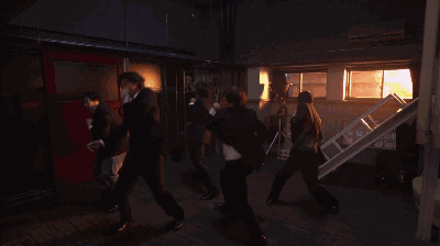 个房间里做着羞羞的…九游会五个痴汉在一(图4)