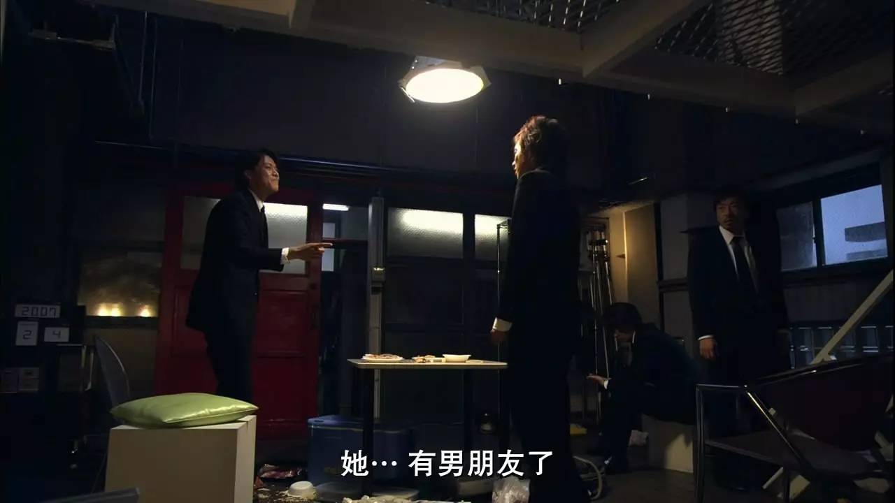 个房间里做着羞羞的…九游会五个痴汉在一(图9)